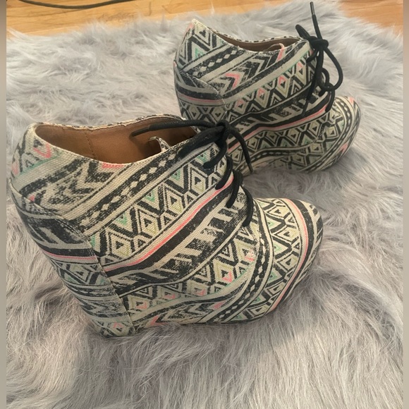 Shi Distressed wedges - Picture 2 of 3